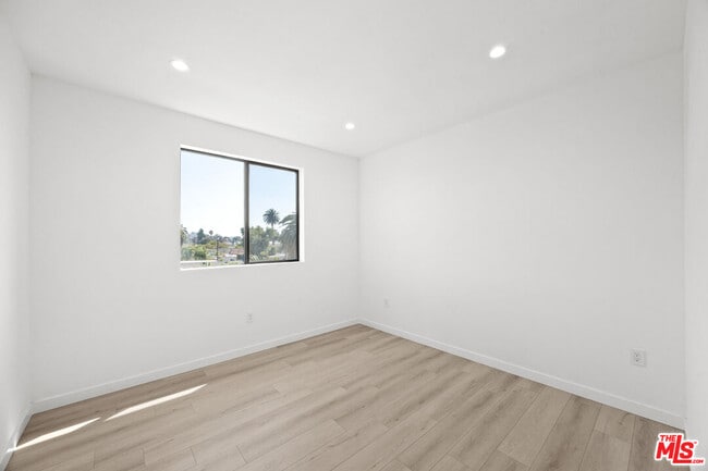 Building Photo - 2123 Cloverdale Ave