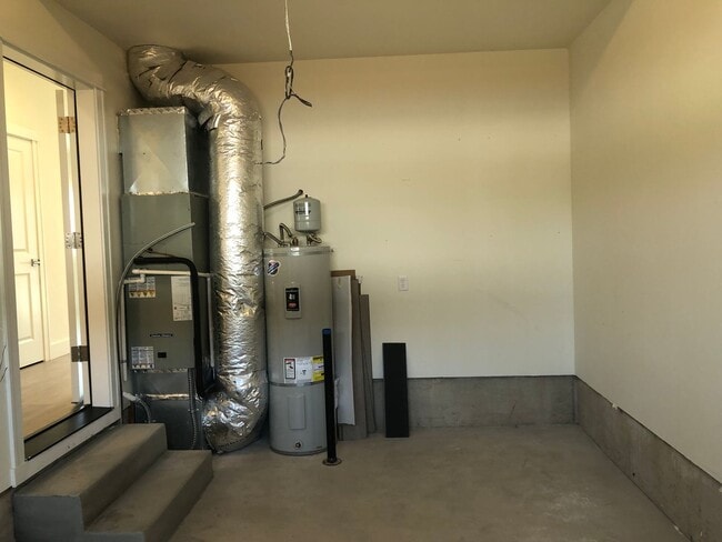 Building Photo - Newer 3 bedroom, 2.5 bath duplex in desirable neighborhood! MOVE IN SPECIAL!