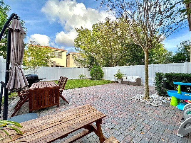 Building Photo - 649 NE 191st St