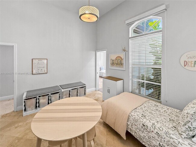 Building Photo - 2514 Poinciana Dr