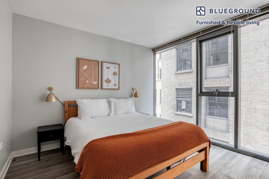 Building Photo - 210 N Wells St