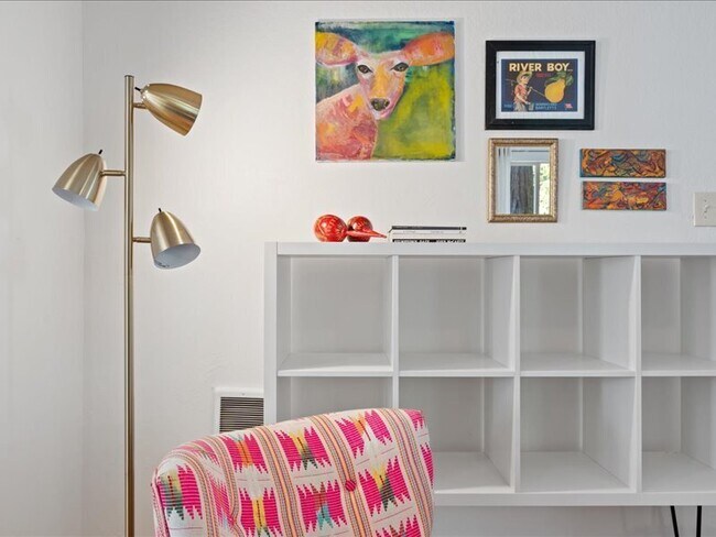 Building Photo - 14975 River Rd