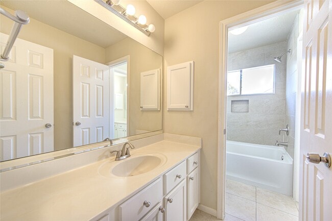 Building Photo - 13030 Richmond Ave