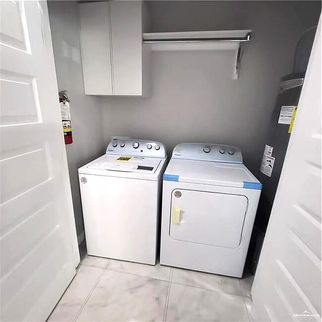 Building Photo - 3704 N Robin Ave