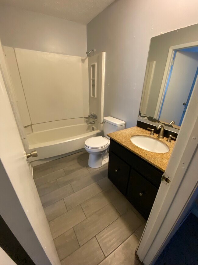 Building Photo - 256 N Berthe Ave