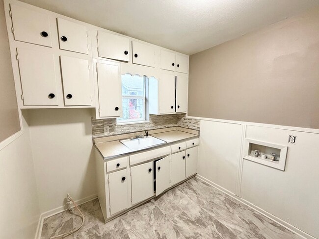 Building Photo - Beautiful 1 bedroom duplex in the heart of it all.