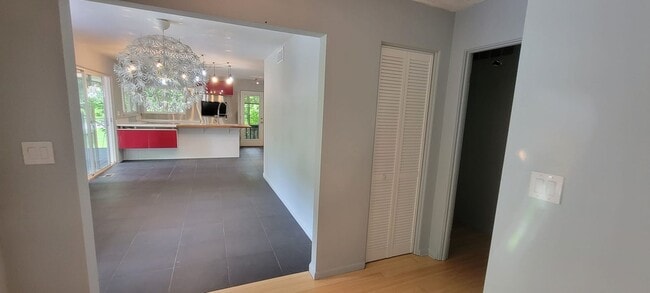 Building Photo - 4 bedrooms 3 baths beautiful house