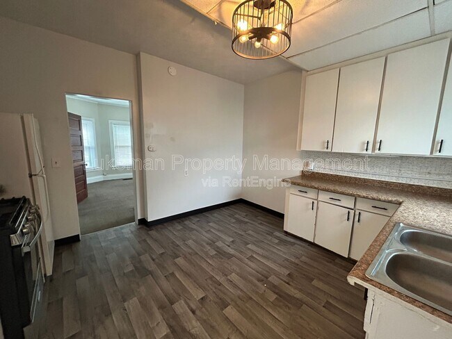 Building Photo - 802-806 West Cedar Street