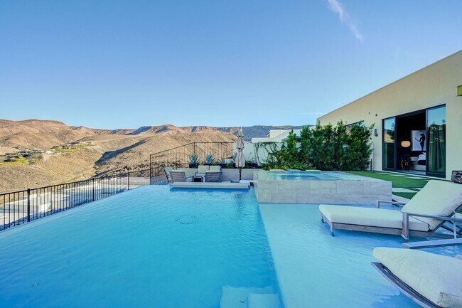Building Photo - Amazing Golf Course and Las Vegas Valley V...