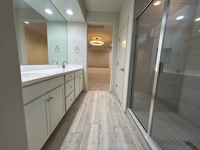 Building Photo - 8909 W Missouri Ave