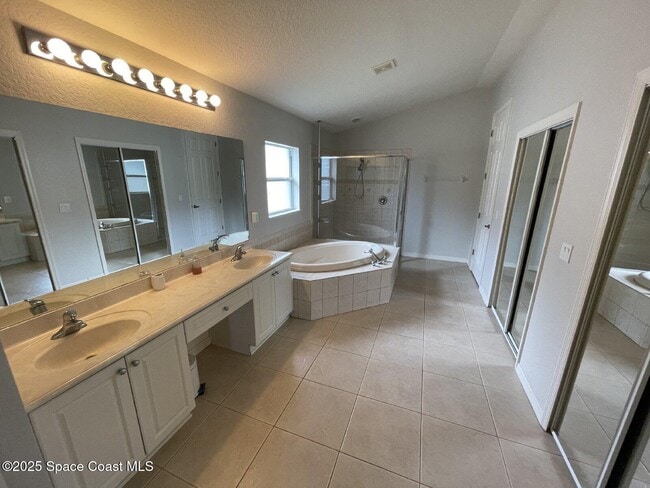 Building Photo - 4858 Chastain Dr
