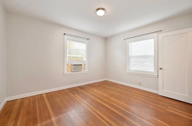 Building Photo - Darling Remodeled One Bedroom Cottage for Rent in Old Roseville