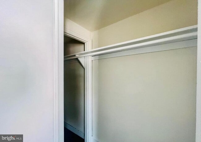 Building Photo - 336 Barclay St