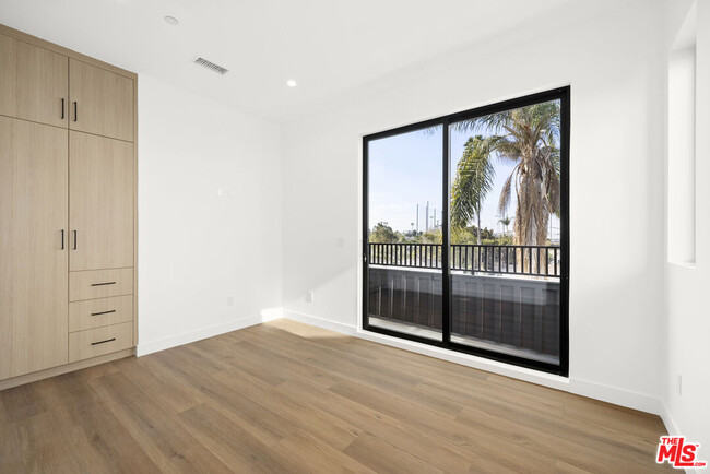 Building Photo - 3561 1/2 Beethoven St