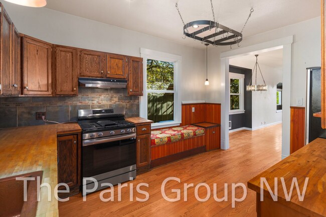 Building Photo - Adorable 3br, 2ba West Seattle Remodel * B...