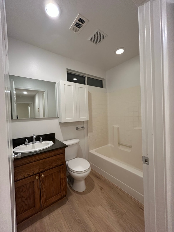 Building Photo - 10154 McClemont Ave