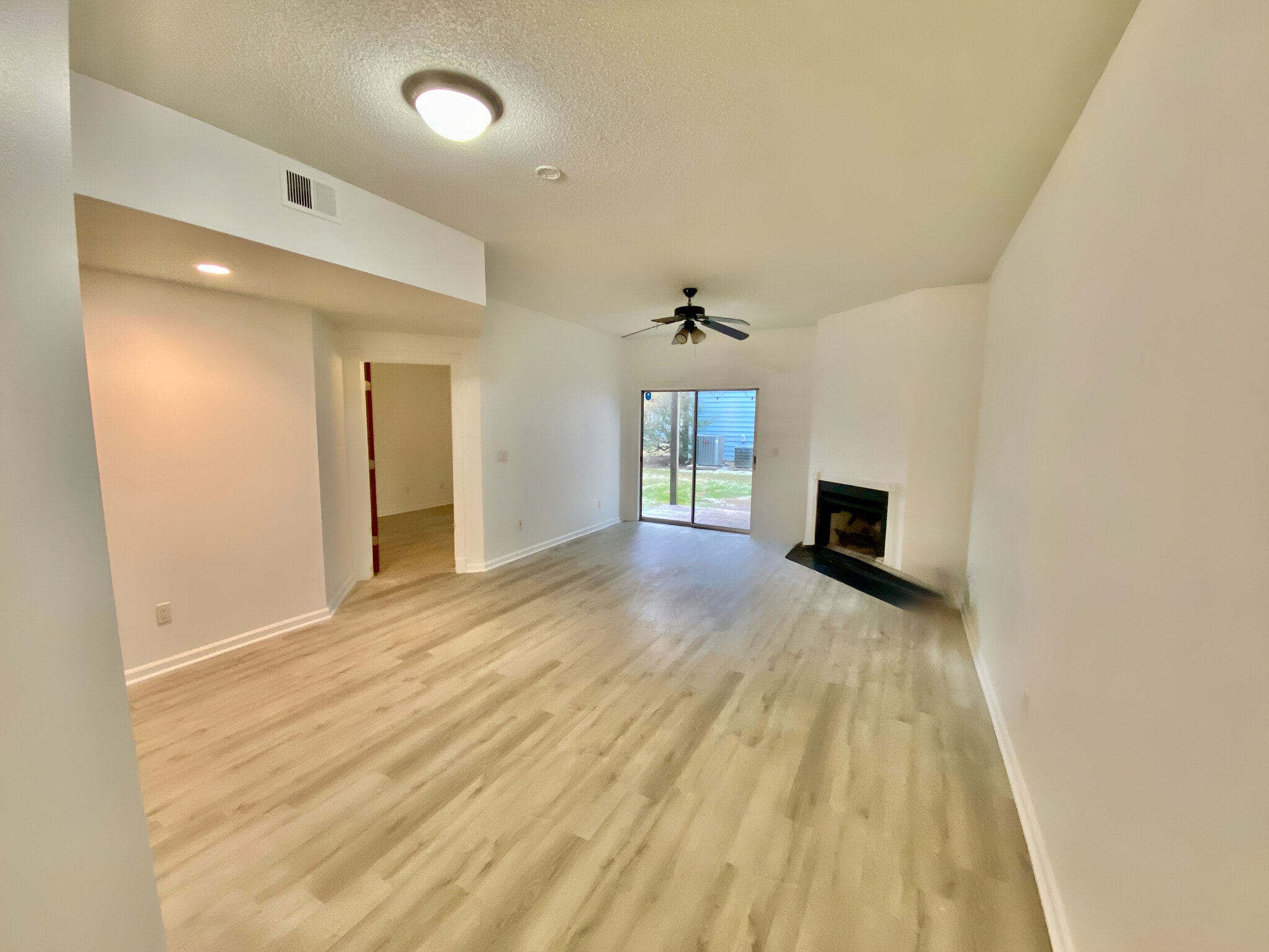 Large living room, 9' ceiling, fireplace. - 4240 Wilshire Blvd