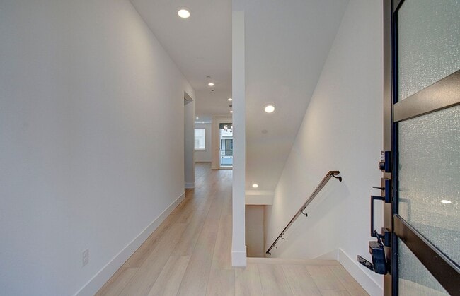 Building Photo - Luxury Upgraded Executive Townhome | 4 Bed | 3 Bath in Prime Camas School District