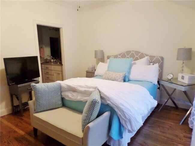 Building Photo - 3230 Daniel Ave