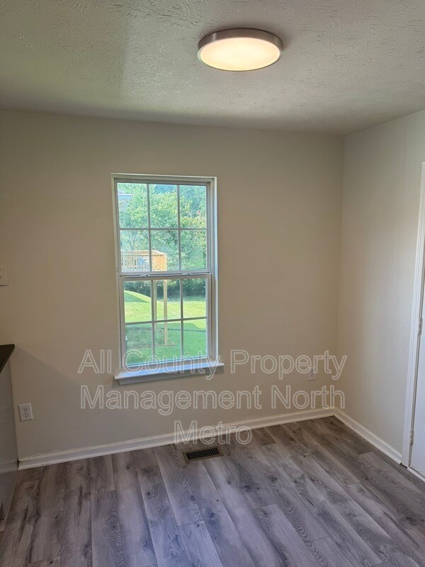 Building Photo - 170 S Barbara Ln
