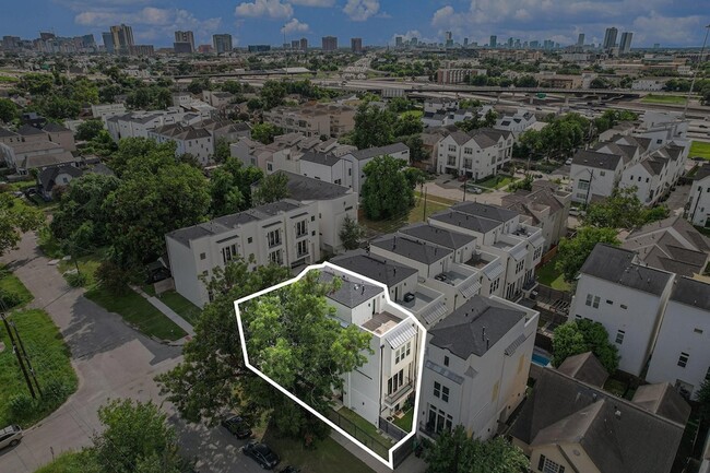 Building Photo - 2221 Francis St