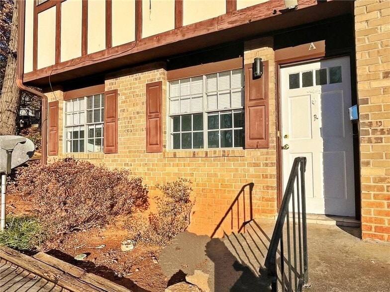 Building Photo - 2946 N Dekalb Dr