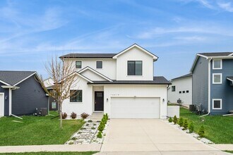 Building Photo - PERFECT LOCATION!!  3 Bedroom, 2.5 Bathroom Home in Urbandale!