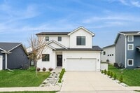 Building Photo - PERFECT LOCATION!!  3 Bedroom, 2.5 Bathroom Home in Urbandale!