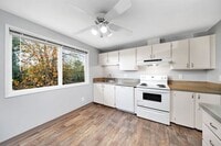 Building Photo - 2 bedroom 1 bath in Milwaukie!!