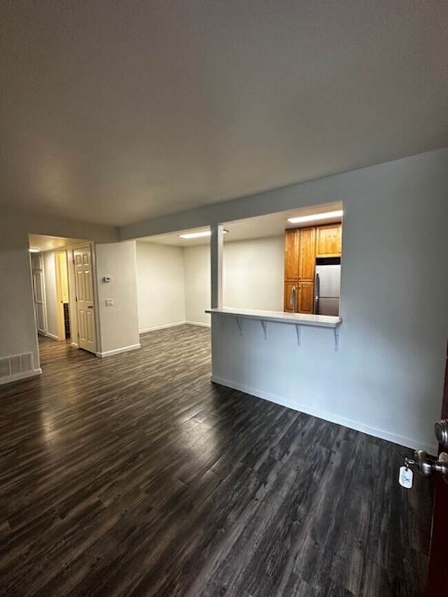 Building Photo - Charming Condo 3+2