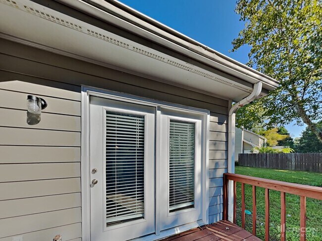 Building Photo - 150 Woodlake Dr