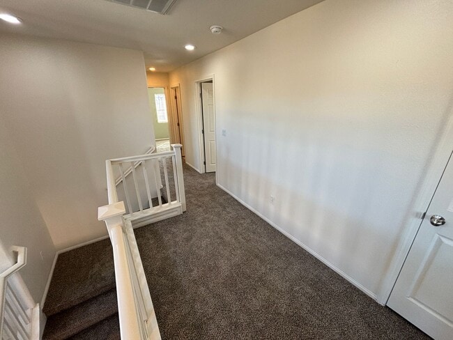 Building Photo - Beautiful 4Bed/2.5 Bath/2Car 2 Story Home nestled in this beautiful Southwest Community near Rhod...