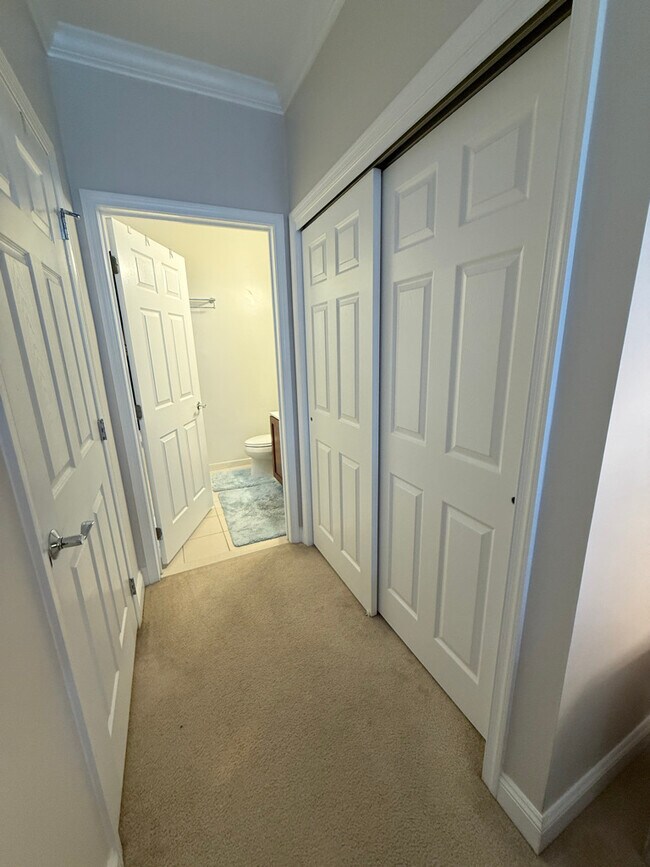 Building Photo - 300 W Elm St