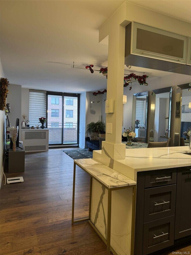 Building Photo - 275 W 96th St