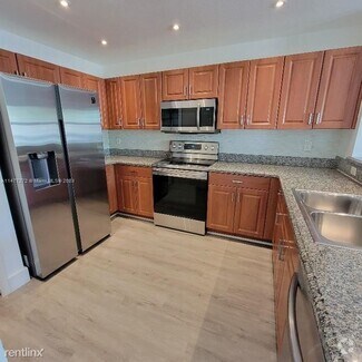 Building Photo - 3 br, 2 bath Condo - 11102 NW 83rd St Apt 110