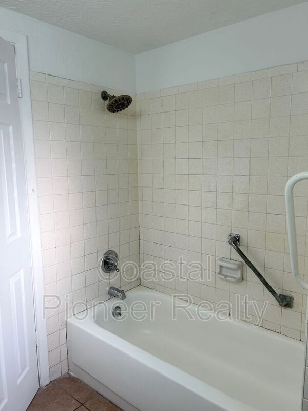 Building Photo - 5829 Elm St