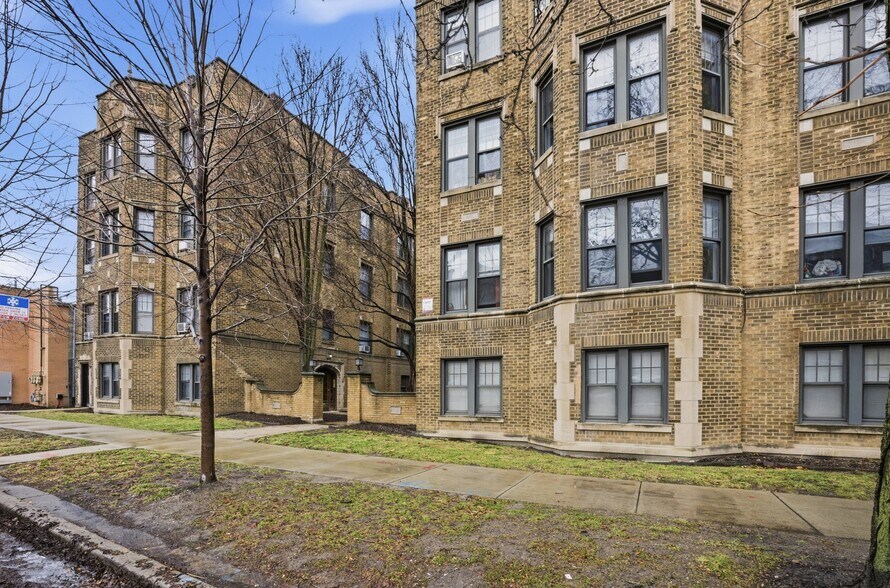 Building Photo - 2336 W Addison St