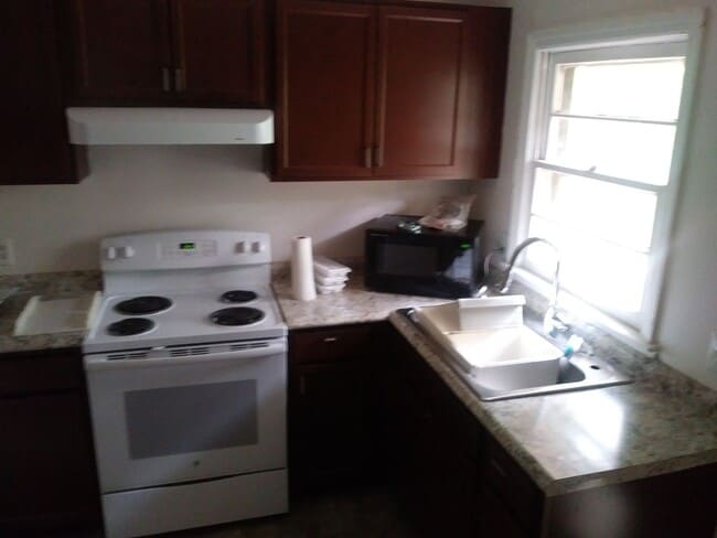 Building Photo - Cute cottage convenient to Chapel Hill and...
