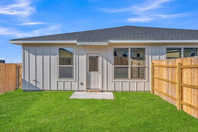 Building Photo - MOVE-IN SPECIAL: December and January rent FREE if moved in before February 1.