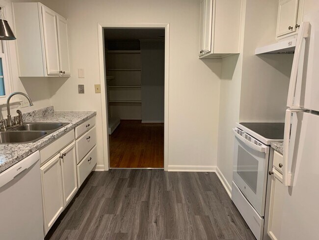 Building Photo - One-month FREE rent!  GREAT LOCATION!! RANCH HOME WITH HARDWOODS NEAR DOWNTOWN