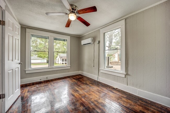 Building Photo - Freshly Updated 2 Bedroom House