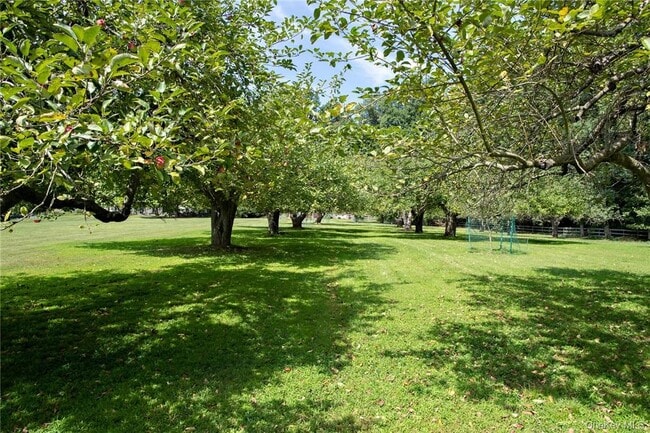 Building Photo - 332 Quaker Hill Rd