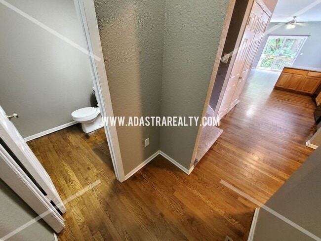Building Photo - Spacious Townhome in Piper School District...