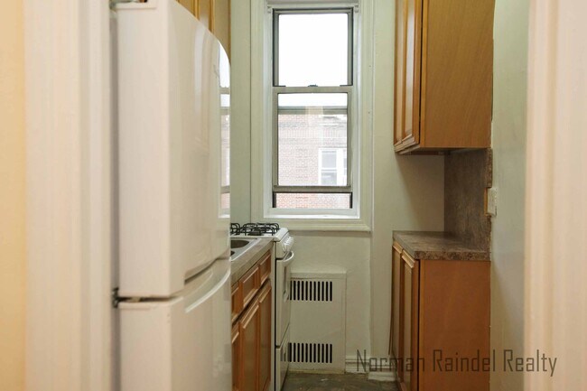 Building Photo - 1565 E 14th St