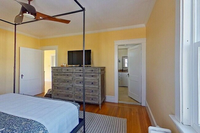 Building Photo - 27 Cranston Ave