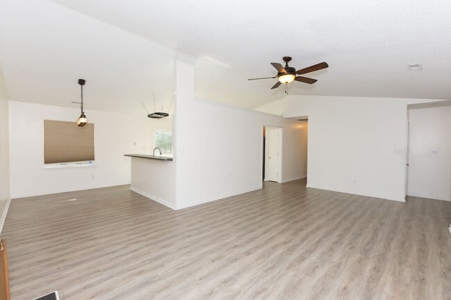 Building Photo - Great home in Hubert