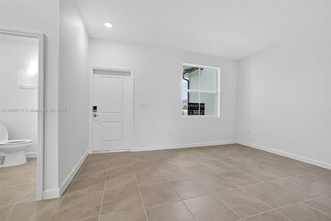 Building Photo - 2748 SE 26th Ave