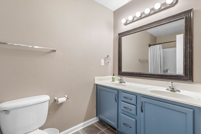 Building Photo - 557 Oakmont Dr