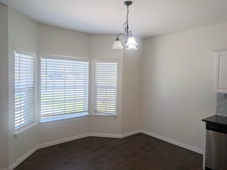 Building Photo - 1028 E Houston St