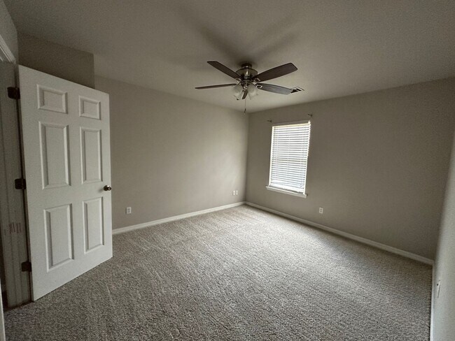 Building Photo - Come take a look at this 3-bedroom 2-bathr...